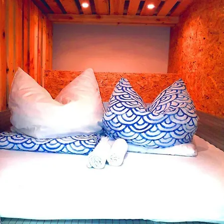 Hotel Fox Box I Capsule