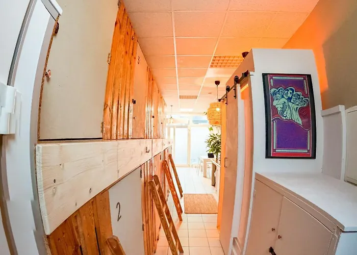 Urban Capsule Hotel 3*